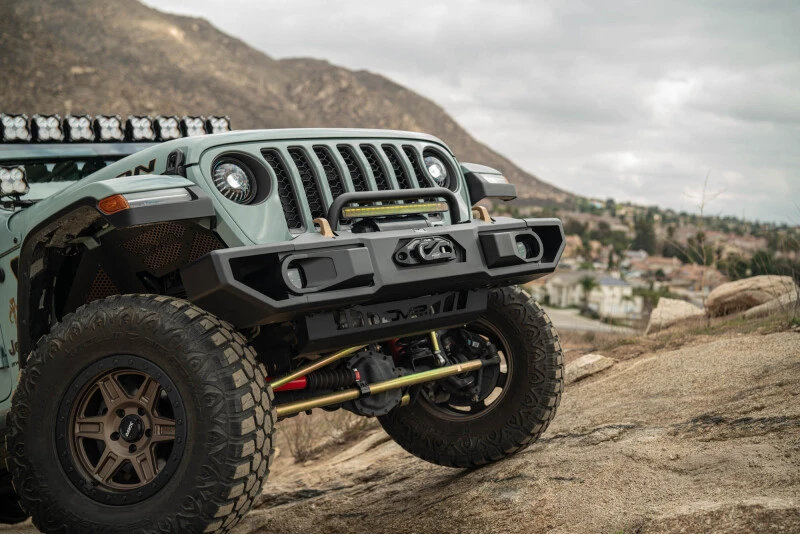 DV8 Offroad OE Plus Front Bumper für 2018–2025 Jeep Wrangler JL und 2020–2025 Jeep Gladiator JT