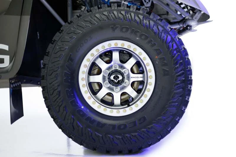 Raceline RT260 Avenger 17x8.5in/5x114.3 BP/-32mm Offset/83.82mm Bore - BLK & Machined Beadlock Wheel