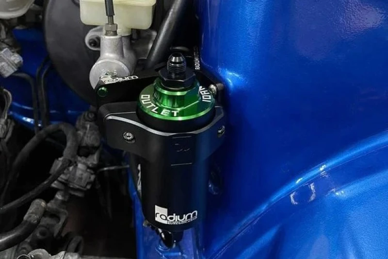 Radium Engineering Edelstahl-Kraftstofffilter für 03-08 Subaru Forester / 93-07 Subaru Impreza