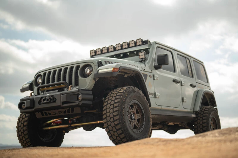 DV8 Offroad OE Plus Front Bumper für 2018–2025 Jeep Wrangler JL und 2020–2025 Jeep Gladiator JT