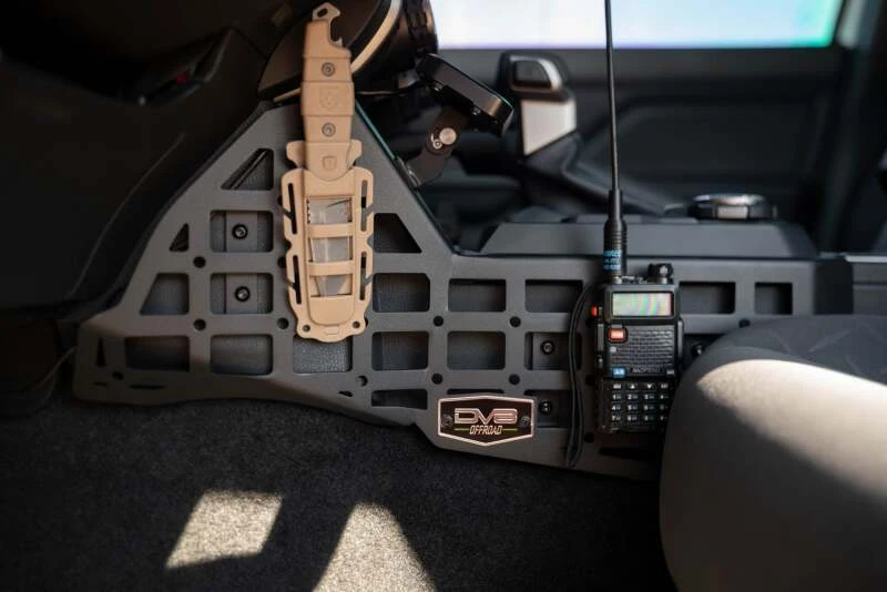DV8 Offroad Center Console Molle Panels & Digital Device Mount für 2024 Toyota Tacoma