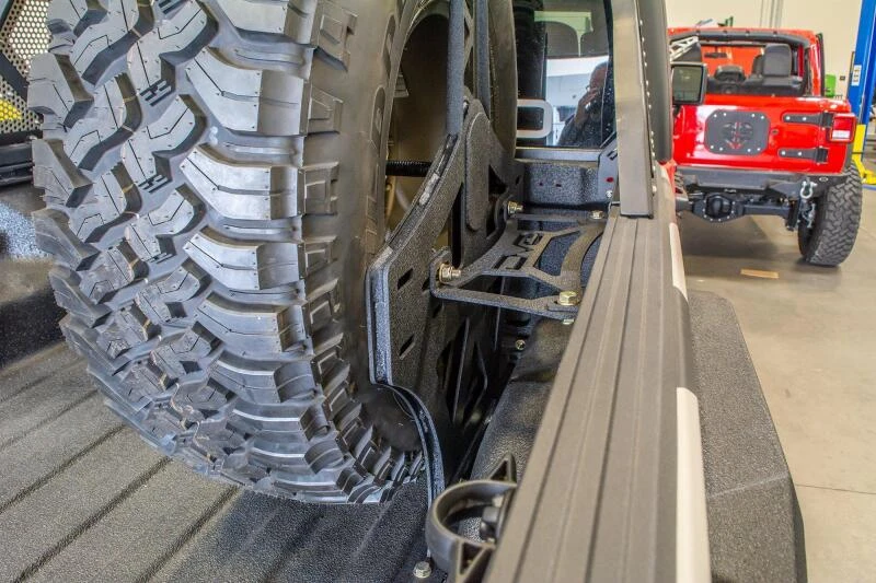 DV8 Offroad Stand Up In-Bed Tire Carrier für 2019+ Jeep Gladiator