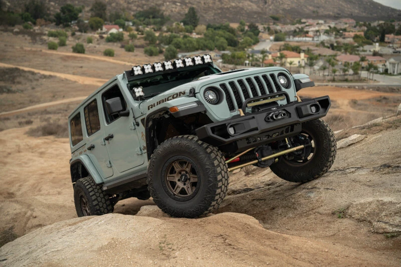 DV8 Offroad OE Plus Front Bumper für 2018–2025 Jeep Wrangler JL und 2020–2025 Jeep Gladiator JT