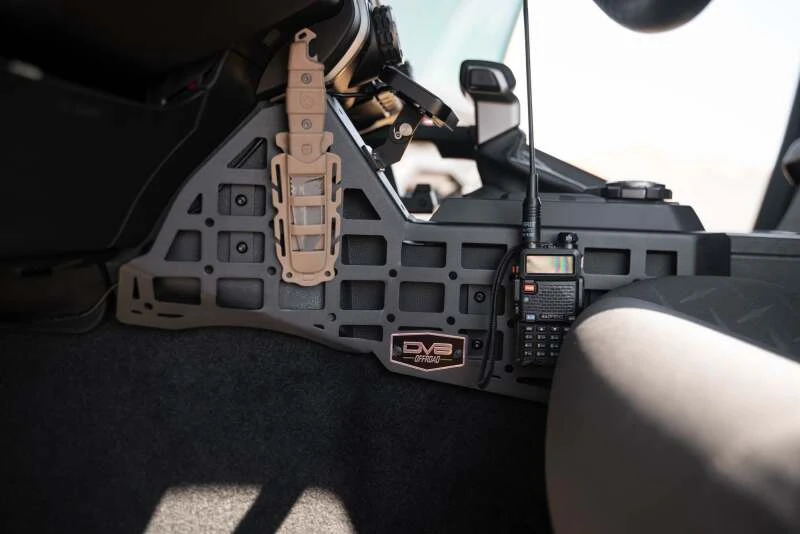DV8 Offroad Center Console Molle Panels & Digital Device Mount für 2024 Toyota Tacoma