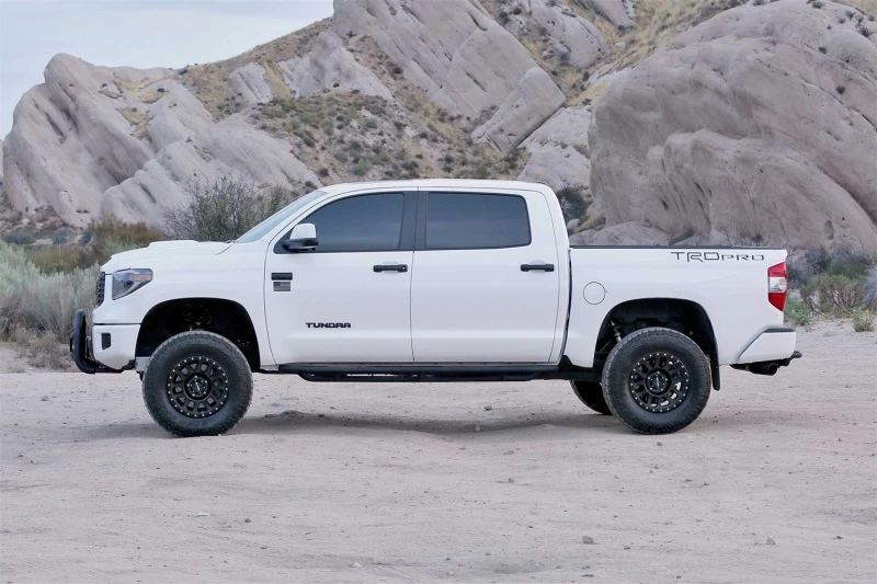 Fabtech 16-19 Toyota Tundra 4WD Trd Pro 4in Perf Sys mit Dlss 2.5 C/Os & Rr Dlss