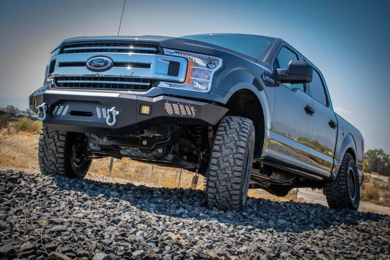 DV8 Offroad Frontstoßstange mit Lichtöffnungen für 2018+ Ford F-150