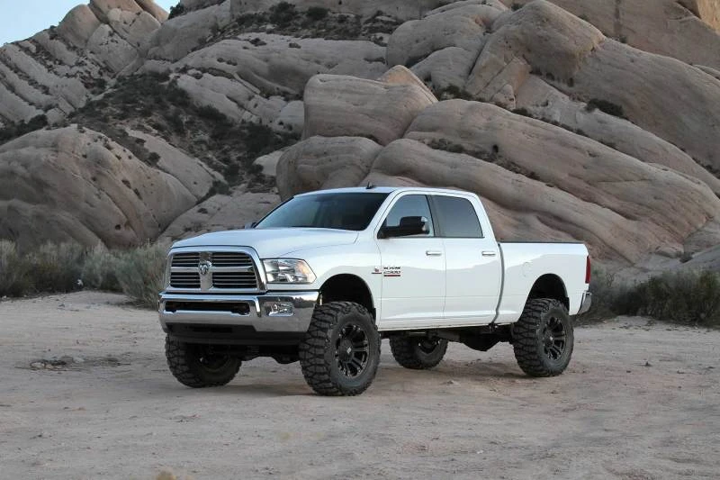 Fabtech 14-18 Ram 2500 4WD 5-Zoll-Basissystem mit Spulenspacer und Performance-Stoßdämpfern