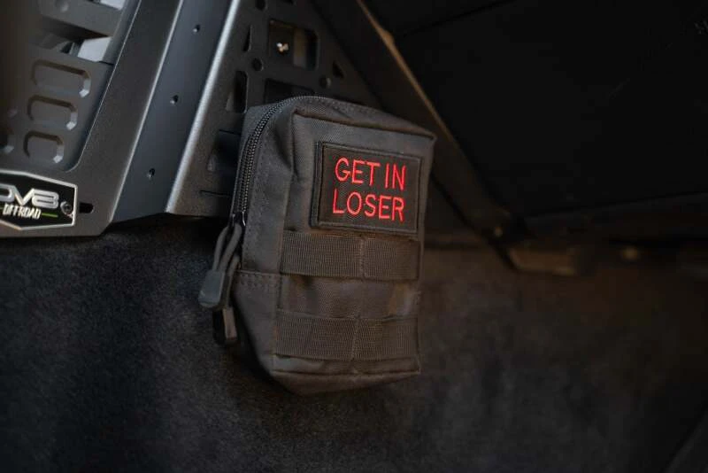DV8 Offroad Center Console Molle Panels & Digital Device Mount für 2024 Toyota Tacoma