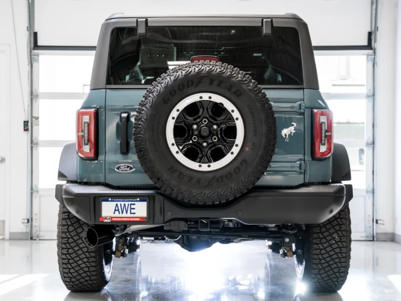 AWE Tuning 2021+ Ford Bronco 0FG Einzelrohrauslass Auspuff mit Diamant-Schwarz-Spitze und Bash Guard