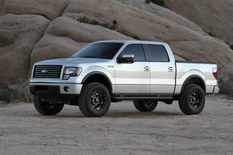 Fabtech 09-13 Ford F150 4WD 4 Zoll Basic-System mit hintenem Stealth