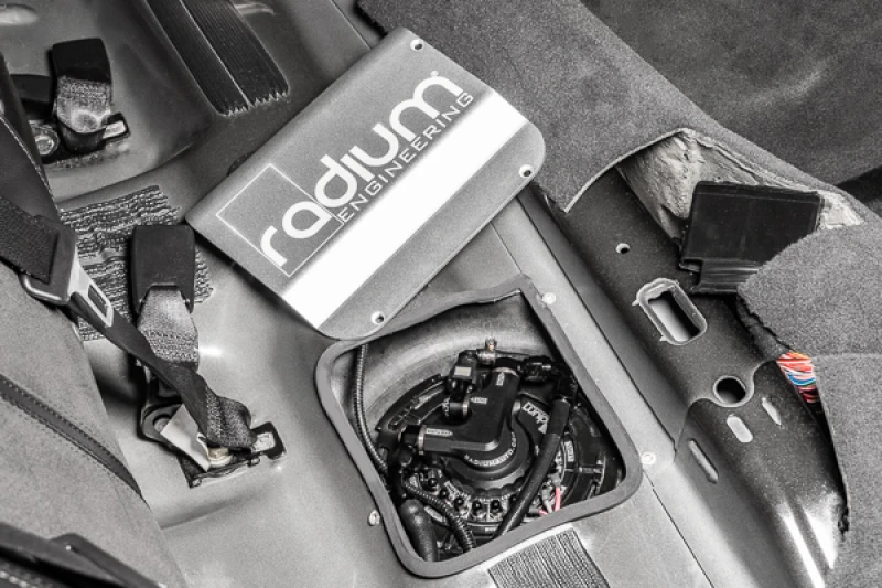 Radium Engineering 08-14 Cadillac CTS-V Limousine / 11-15 Cadillac CTS-V Coupé Kraftstoffpumpenzugangsdeckel