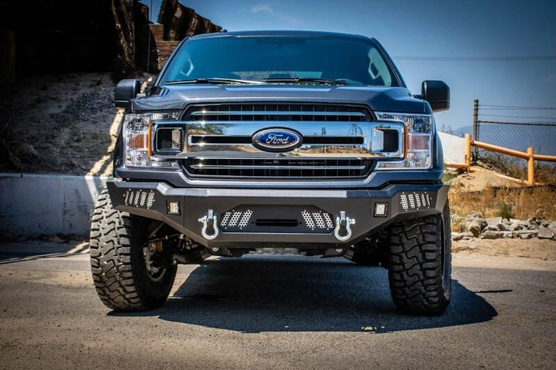 DV8 Offroad Frontstoßstange mit Lichtöffnungen für 2018+ Ford F-150