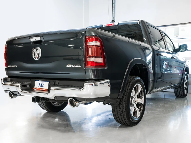 AWE Tuning 19-21 RAM 1500 5.7L (mit Ausschnitten) 0FG Dual Rear Exit Cat-Back Auspuff - Chromsilberne Spitzen