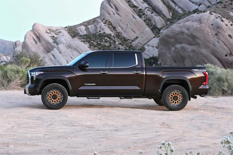 Fabtech 2022 Toyota Tundra 4WD Factory Rear Coils 3in UCA Sys mit Front Dirt Logic 2.5 Resi C/O Rr Coil