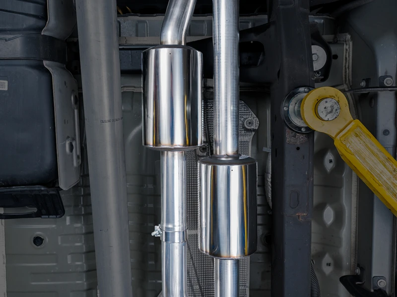 AWE Tuning 4. Generation GM 1500 6.2L 0FG Catback Split Rear Exit (mit Bumper-Ausschnitten) - Quad Chrome-Spitzen