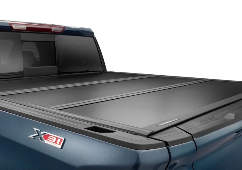 UnderCover Select Hard Folding Tonneau Cover für 2016–2025 Nissan Titan 6'7" Bed mit Utili-Track System