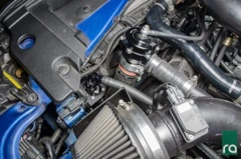 Radium Engineering Alternativ-Halterung für Crankcase-Auffangbehälter-Kit für 08-16 Mitsubishi EVO X