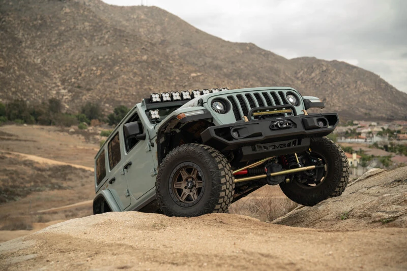 DV8 Offroad OE Plus Front Bumper für 2018–2025 Jeep Wrangler JL und 2020–2025 Jeep Gladiator JT