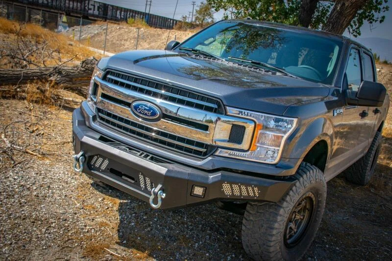 DV8 Offroad Frontstoßstange mit Lichtöffnungen für 2018+ Ford F-150