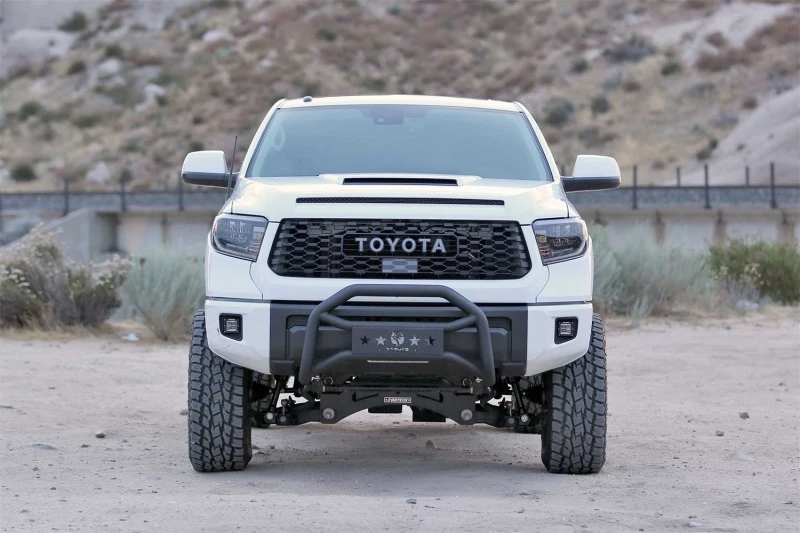 Fabtech 16-19 Toyota Tundra 4WD Trd Pro 4in Perf Sys mit Dlss 2.5 C/Os & Rr Dlss
