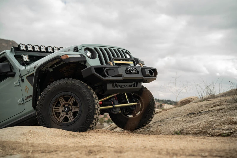 DV8 Offroad OE Plus Front Bumper für 2018–2025 Jeep Wrangler JL und 2020–2025 Jeep Gladiator JT