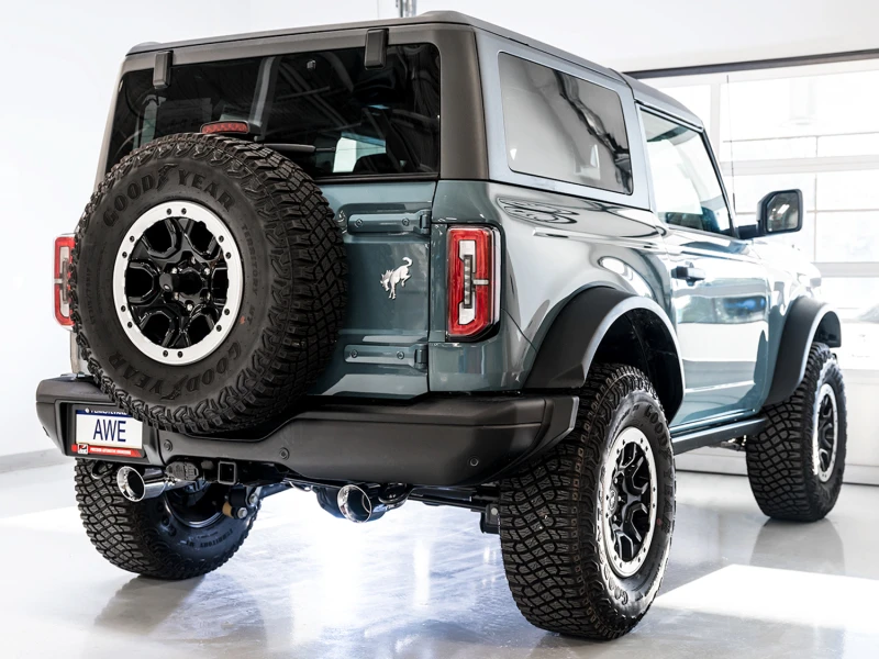 AWE Tuning 2021+ Ford Bronco 0FG Dualer Auspuff mit Chrome-Silber-Spitzen und Bash Guard