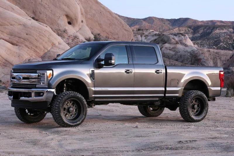 Fabtech 17-21 Ford F250/F350 4WD Diesel 6 Zoll 4Link-System mit 4.0 & 2.25