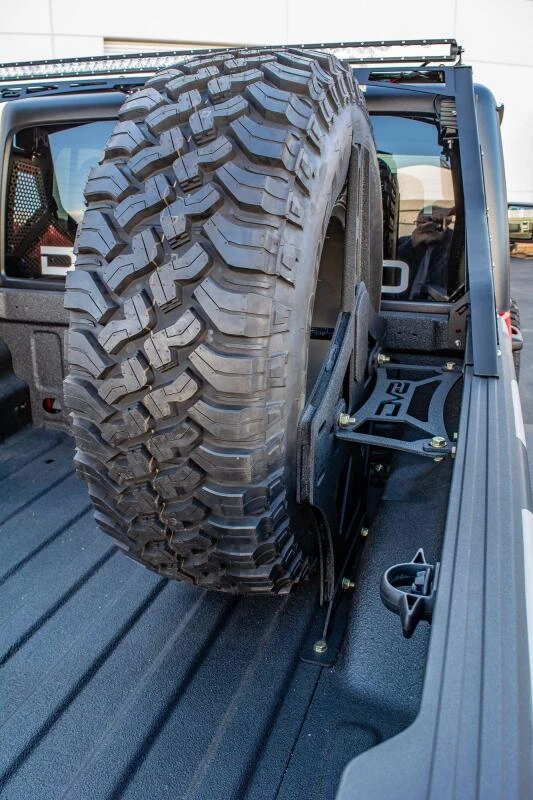 DV8 Offroad Stand Up In-Bed Tire Carrier für 2019+ Jeep Gladiator