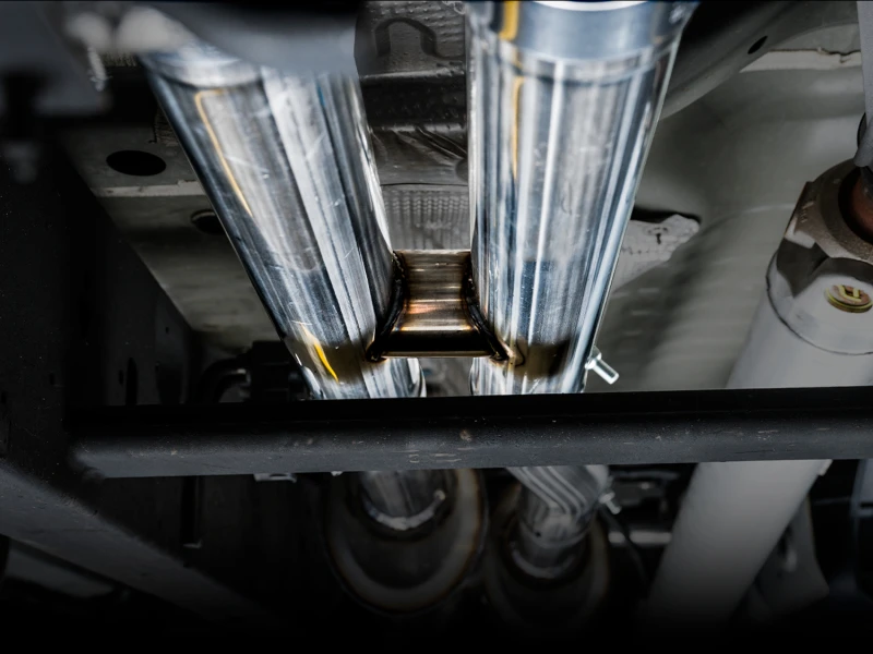 AWE Tuning 4. Generation GM 1500 6.2L 0FG Catback Split Rear Exit (mit Bumper-Ausschnitten) - Quad Chrome-Spitzen
