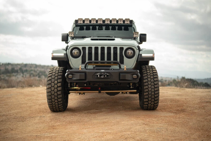 DV8 Offroad OE Plus Front Bumper für 2018–2025 Jeep Wrangler JL und 2020–2025 Jeep Gladiator JT