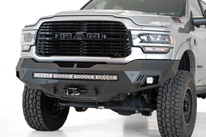 Addictive Desert Designs Stealth Fighter Front Bumper für 2019–2021 RAM 2500/3500