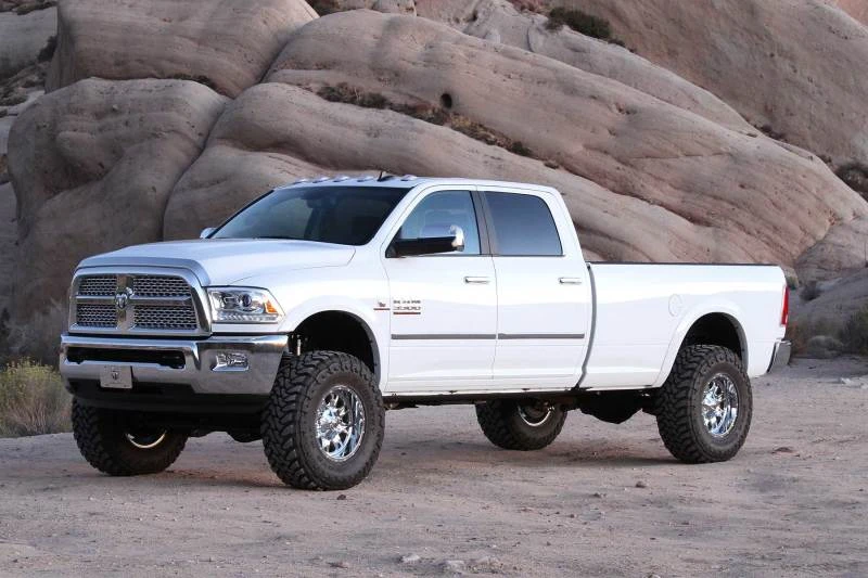 Fabtech 13-18 Ram 3500 4WD mit werkseitigen Radius-Armen 5-Zoll-Basis-System mit DL-Stoßdämpfern