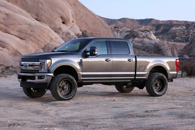 Fabtech 17-21 Ford F250/350 4WD Gas 4 Zoll Rad Arm Sys mit Coils & 2,25 Dl Resi Frt & Dl Rr Shks