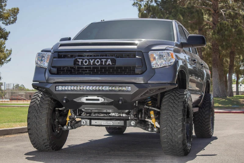 Addictive Desert Designs Stealth Fighter Frontstoßstange für 2014–2021 Toyota Tundra mit Seilwindenhalter und Sensoren