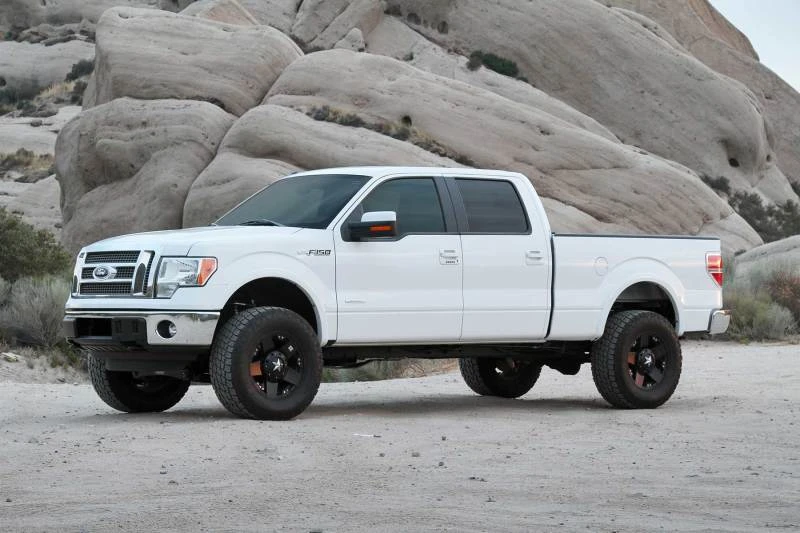 Fabtech 09-13 Ford F150 4WD 4 Zoll Perf-System mit DLSS 2,5 C/O Resi und hinten DLSS