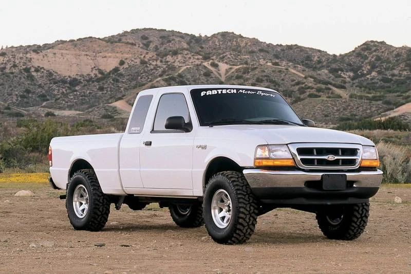 Fabtech 2,5-Zoll-Perf-System mit Perf-Shocks für Ford Ranger 2WD 98-08 mit 4-Zyl.-Motor und 3,0L