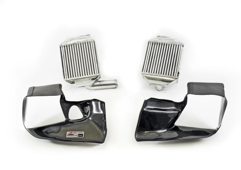 AWE Tuning Audi 2.7T Leistungs-Ladeluftkühler-Kit - mit Carbon Fiber-Shrouds