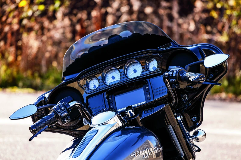 Kuryakyn Switch Panel Accent Gloss Black für 14-Up Touring Models