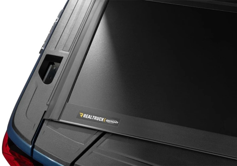 UnderCover Select Hard Folding Tonneau Cover für 2016–2025 Nissan Titan 6'7" Bed mit Utili-Track System