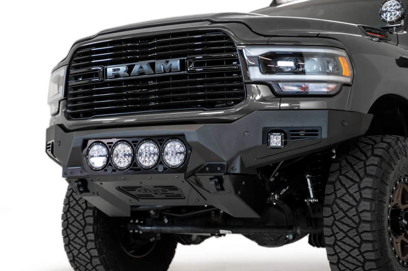 Addictive Desert Designs Bomber Front Stoßstange für 2019–2021 Ram 2500/3500 (Rigid)