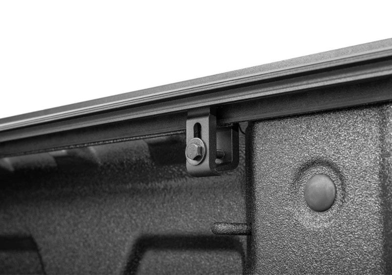 UnderCover Select Hard Folding Tonneau Cover für 2016–2025 Nissan Titan 6'7" Bed mit Utili-Track System