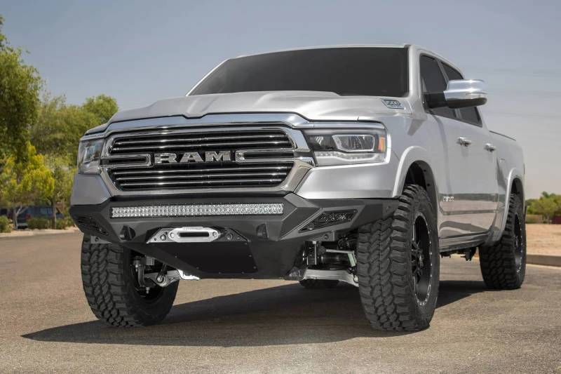 Addictive Desert Designs Stealth Fighter Frontstoßstange für 2019–2021 RAM 1500