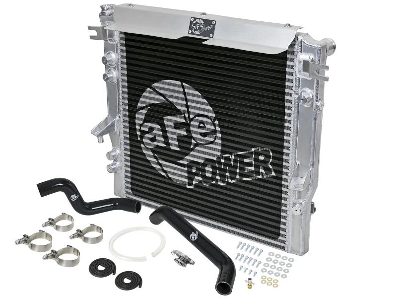 aFe BladeRunner GT Serie Bar- und Plattenkühler mit schwarzen Schläuchen 07-11 Jeep Wrangler (JK) V6 3.8L