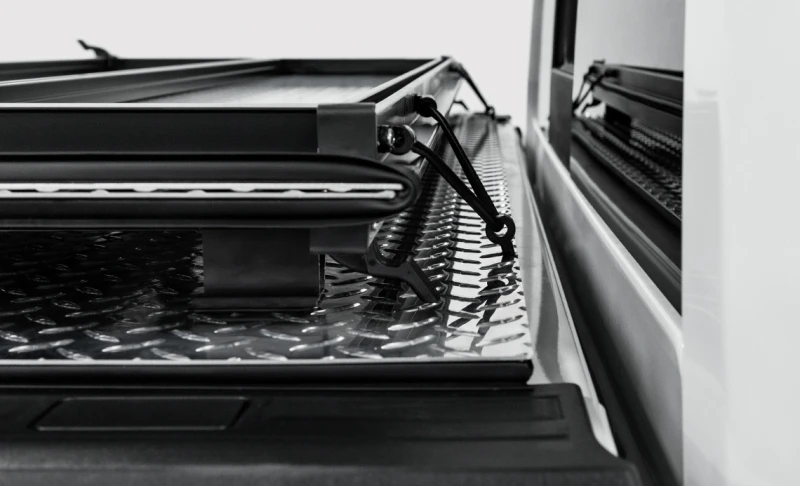 Access LOMAX Hard Tri-Fold Tonneau Cover für 22-24 Toyota Tundra 6ft 6in Pritsche