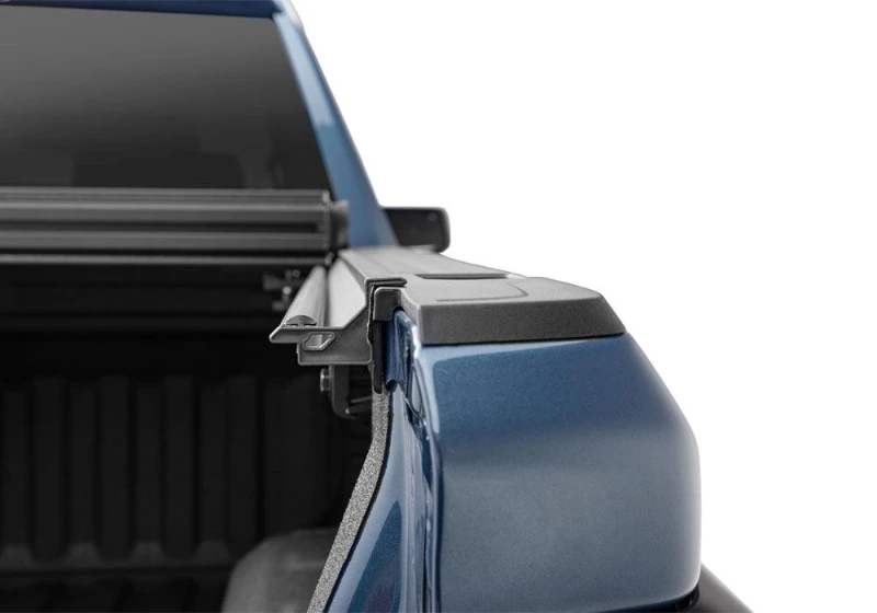 UnderCover Select Hard Folding Tonneau Cover für 2016–2025 Nissan Titan 6'7" Bed mit Utili-Track System