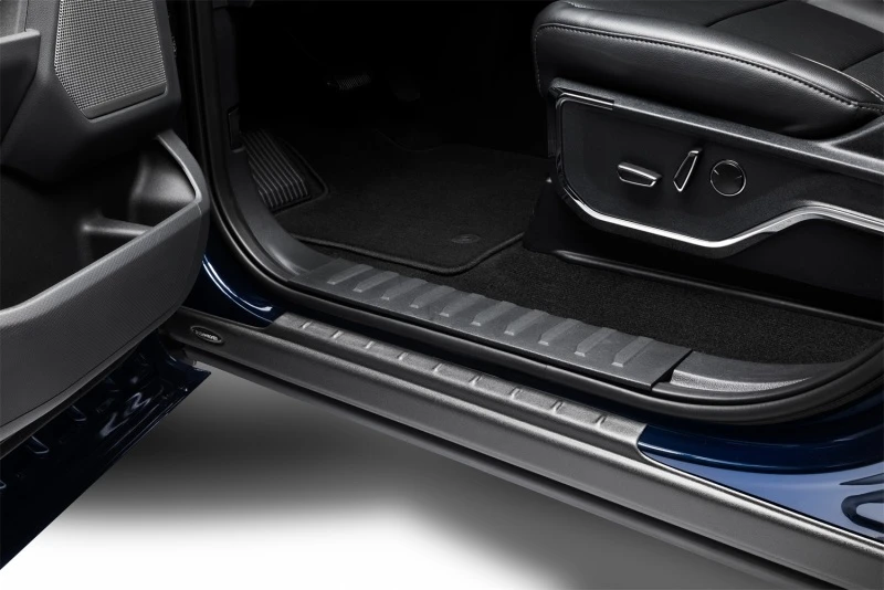 Bushwacker 20-24 Chevrolet/GMC Silverado/Sierra 2500/3500HD CC Trail Armor Rocker Panel - Schwarz