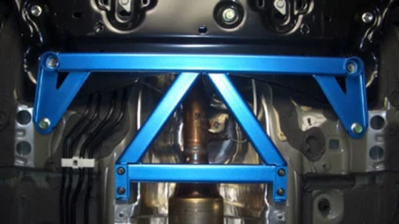 Cusco Front Lower Arm Bar Version II für 2009–2013 Nissan Cube 2WD Z12