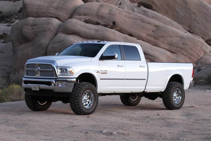 Fabtech 13-18 Ram 3500 4WD mit werkseitigen Radius-Arms 5-Zoll-Basis-System mit Perf.-Stoßdämpfern