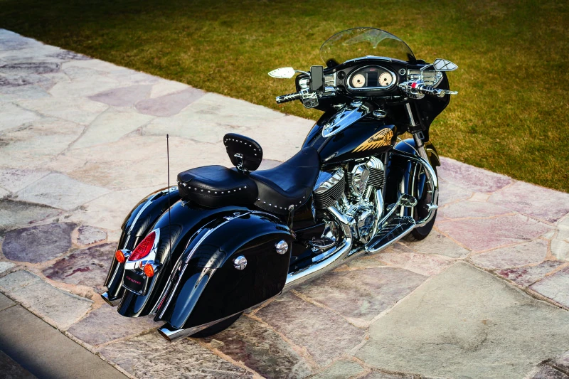 Kuryakyn L.E.D. Curved Kennzeichenhalter für Indian Motorräder