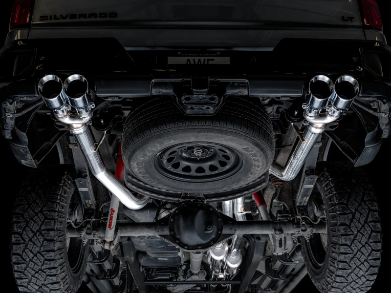 AWE Tuning 4. Generation GM 1500 6.2L 0FG Catback Split Rear Exit (mit Bumper-Ausschnitten) - Quad Chrome-Spitzen